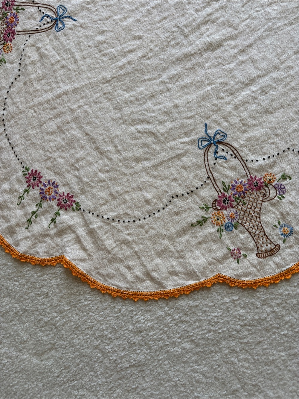 Vintage Embroidered Table Linen - Picture 4 of 5